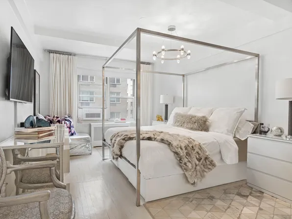 400 East 52nd Street image 7 of 8