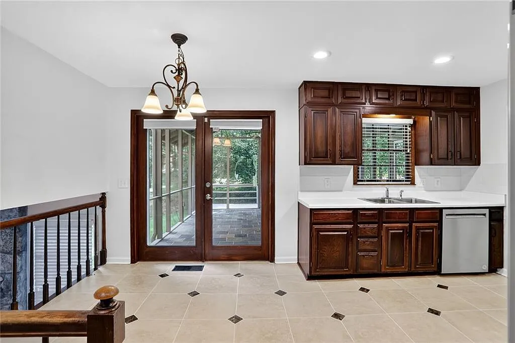 4 bed, 2.5 bath, 2632 sqft, $3,650 — Photo 4
