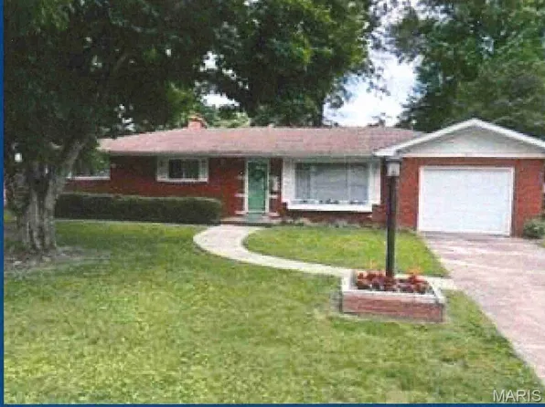 302 Crestwood Dr, Collinsville, IL 62234