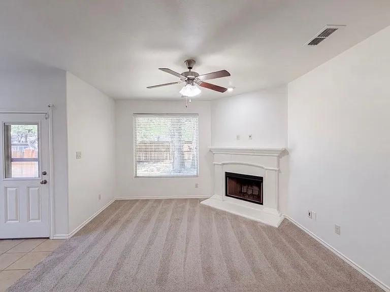 1008 Edgewater Dr — Photo 4