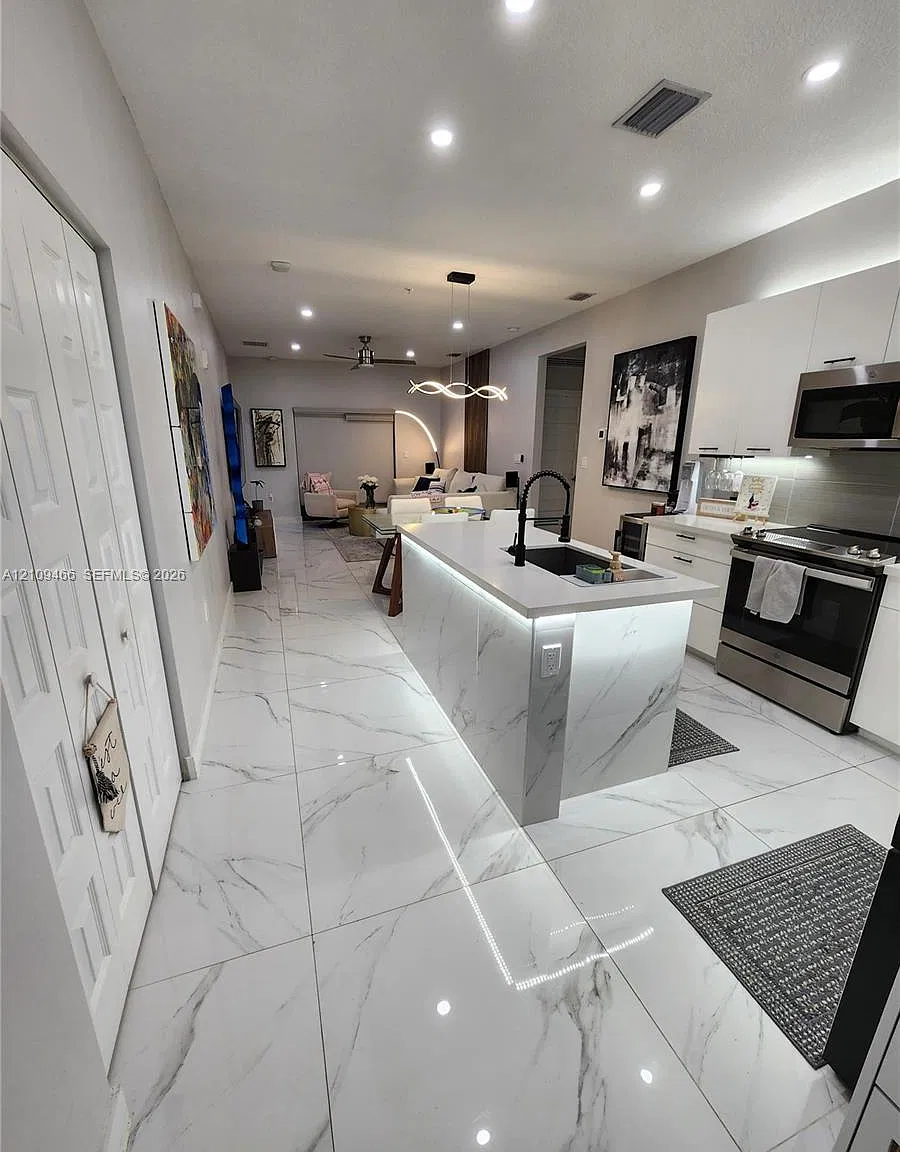Downtown Doral South Phas — Photo 3
