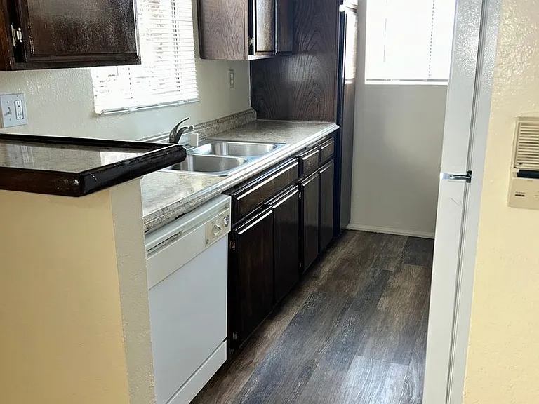 659 W 5th St — Photo 25