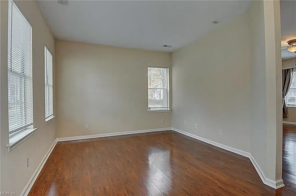 4 bed, 2400 sqft, $2,550 — Photo 4