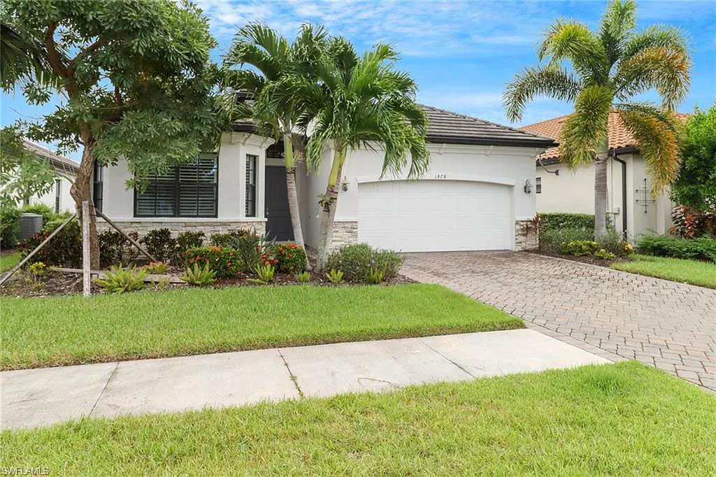 3 bed, 2.0 bath, 2064 sqft, $8,000 — Photo 3