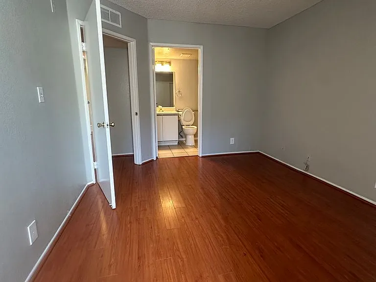 Russell Court Apartments — Photo 11