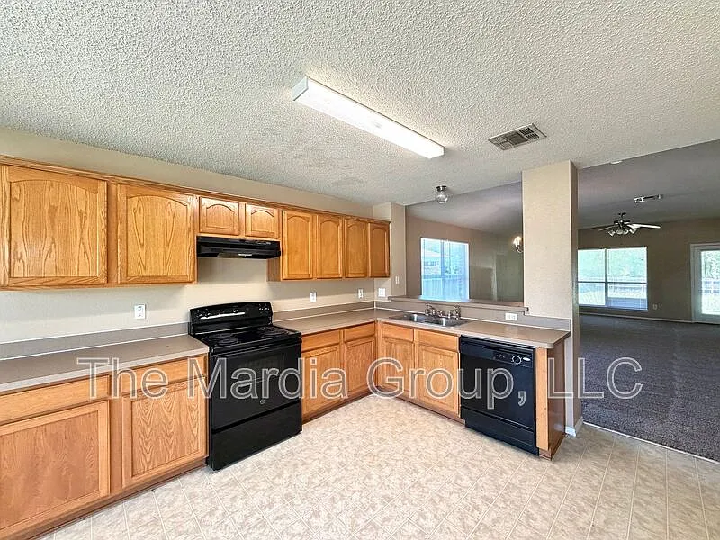 3 bed, 2.0 bath, 1986 sqft, $1,900 — Photo 3
