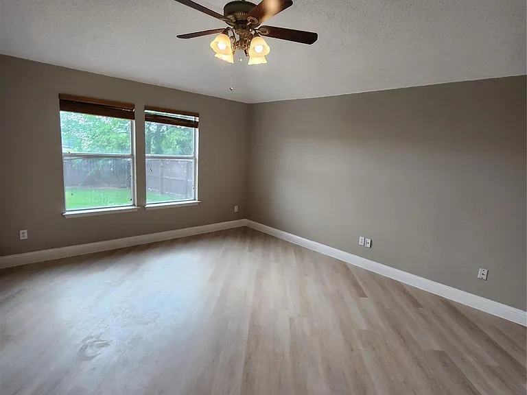 907 Live Oak Dr — Photo 7