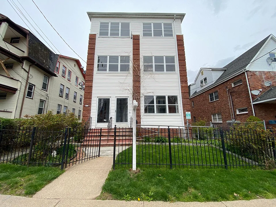 176 Adelaide St #1