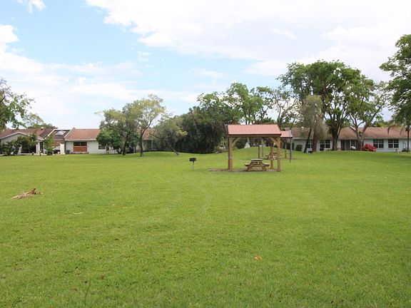 4th image of 5530 Lakewood Cir
