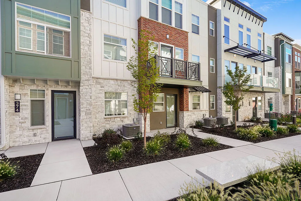 Current by Lotus Townhomes — Photo 3