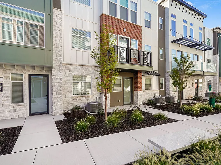 Current by Lotus Townhomes — Photo 8