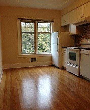 3rd image of 2372 Franklin Ave E APT C