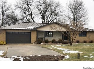 100 Maple Ln, Rochester, IL 62563