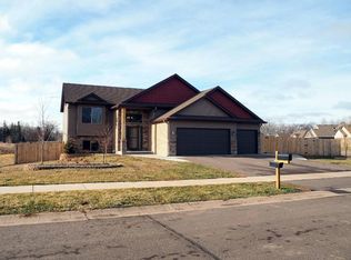 38430 Heritage Ln, North Branch, MN 55056