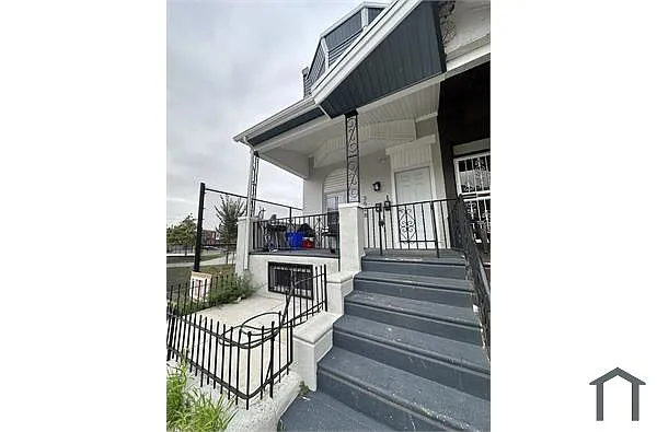 Building Photo - 3628 N 11th St #B