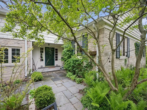 1372 Sunview Ln, Winnetka, IL 60093