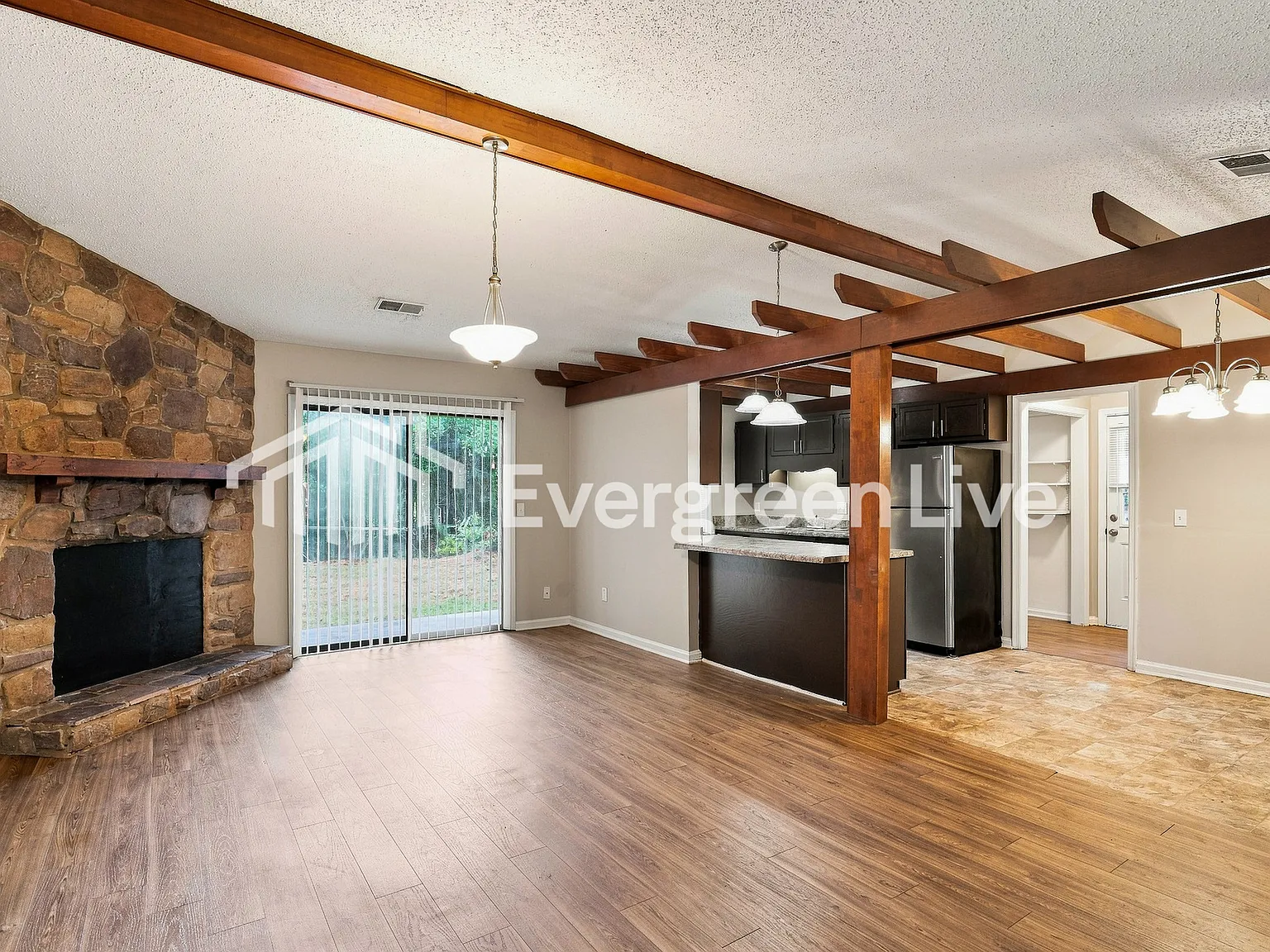 3 bed, 2.0 bath, 1236 sqft, $1,495 — Photo 2