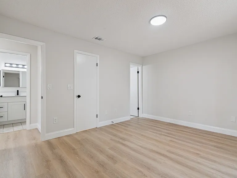 145 E Towne Pl — Photo 9
