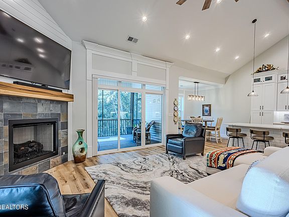 3rd image of 212 Mialaquo Cir