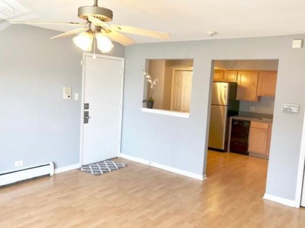8302 47th St APT 8, Lyons, IL 60534