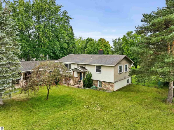 1404 Jeffrey Dr, Cadillac, MI 49601