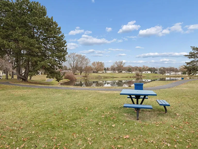 Avon on the Lake — Photo 14