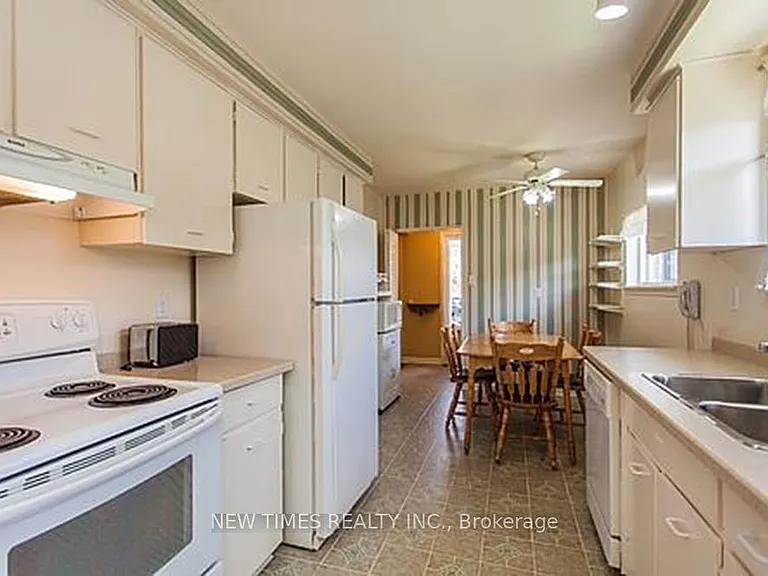 52 Lehar Cres — Photo 10