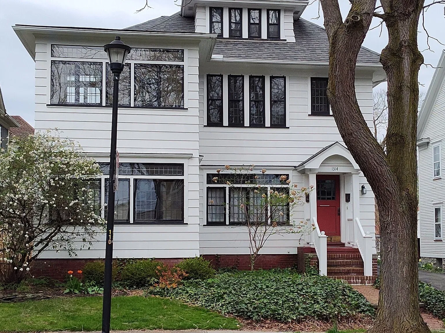 2 bed, 2.0 bath, 2000 sqft, $2,200 — Photo 1