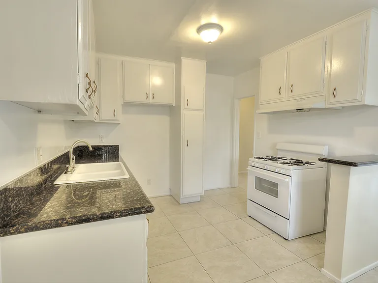 4808 Riverton Ave #6 — Photo 11