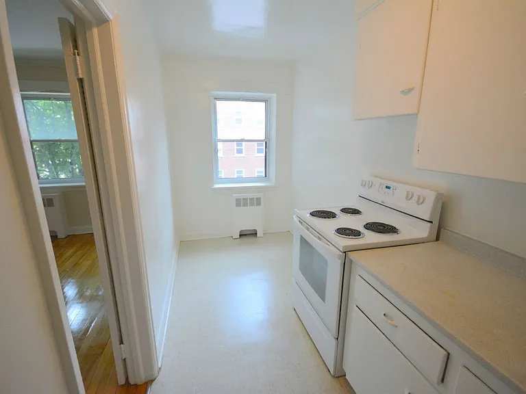 385 Besserer St — Photo 9