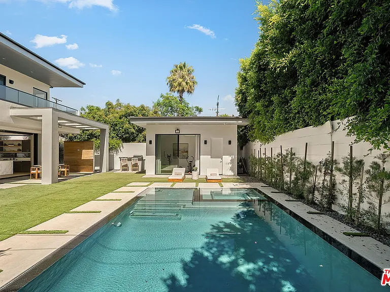 14812 Morrison St — Photo 34