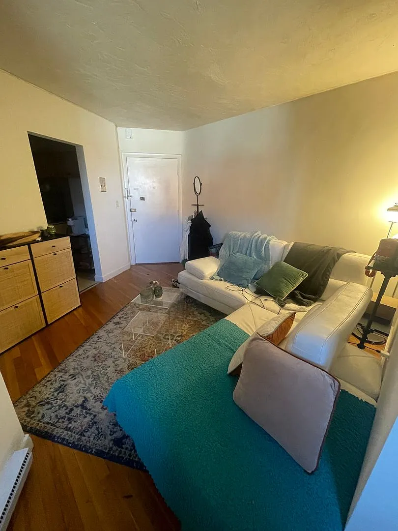 No Brokers Fee, Large Unt, Convenient Location, Heat, Hot Water Included, Laundry on a Site — Photo 3