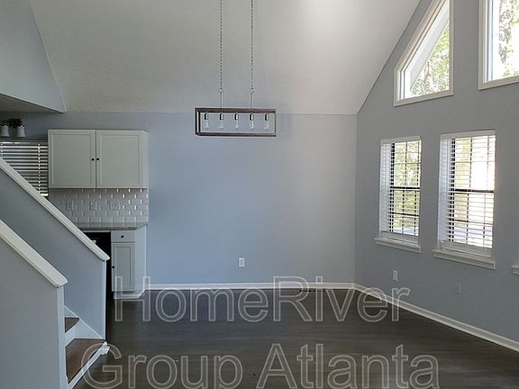 5th image of 689 Lake Dr