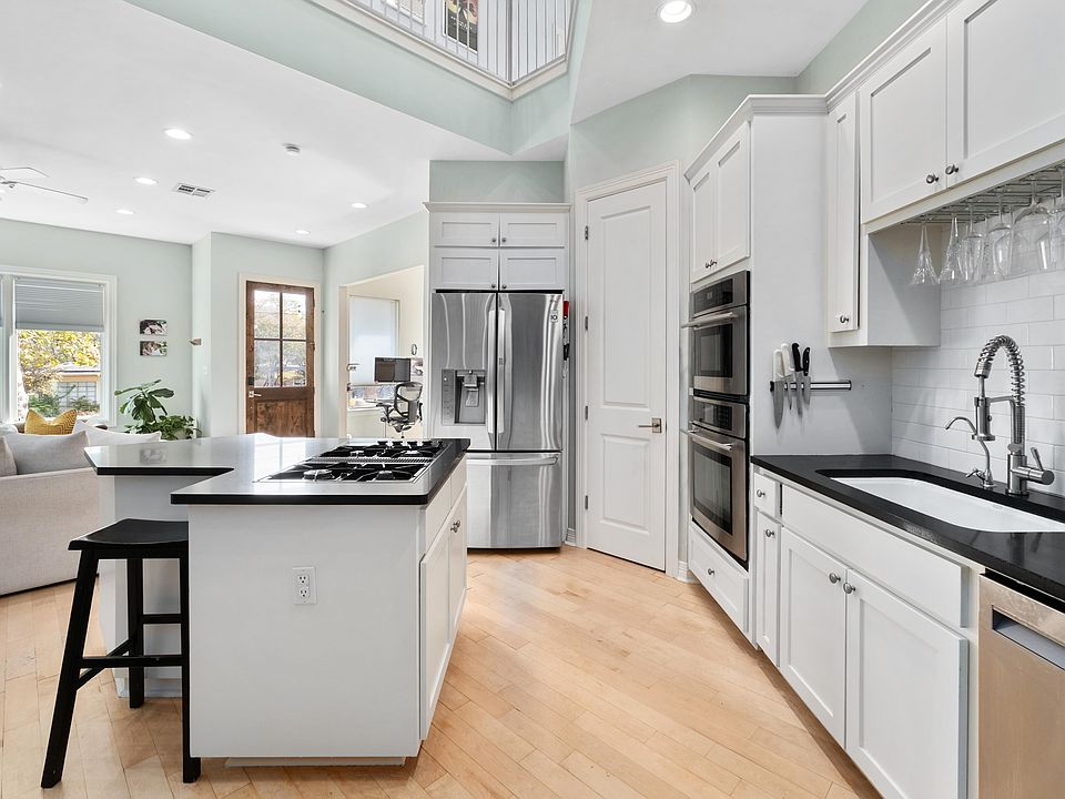 Open Floor Plan w/ Adjoining Living