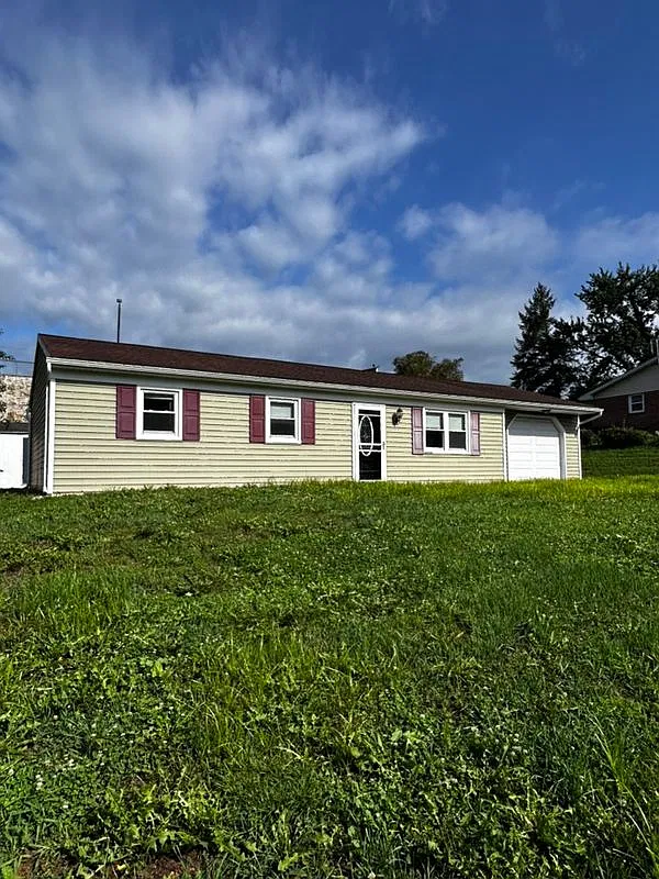 3 bed, 1.0 bath, 1025 sqft, $1,800 — Photo 2
