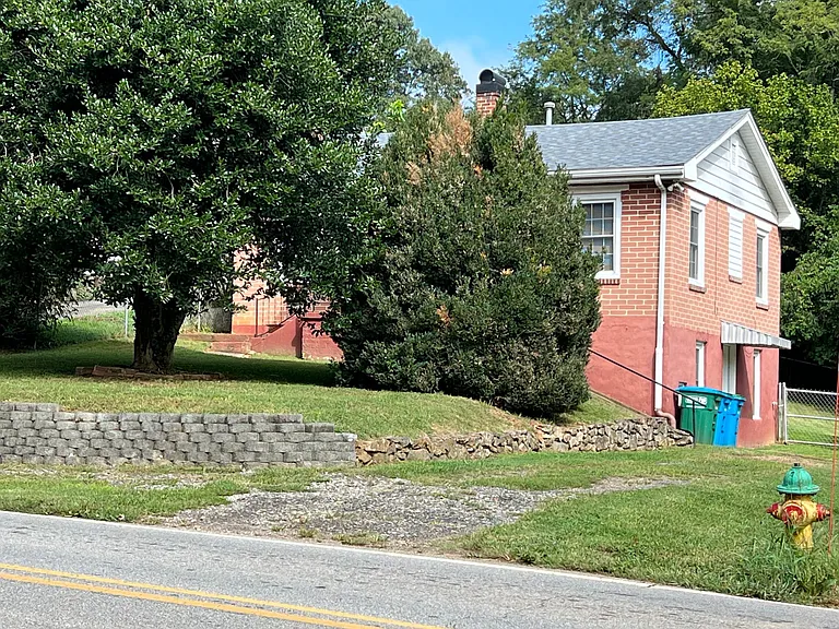 597 Emma Rd — Photo 2