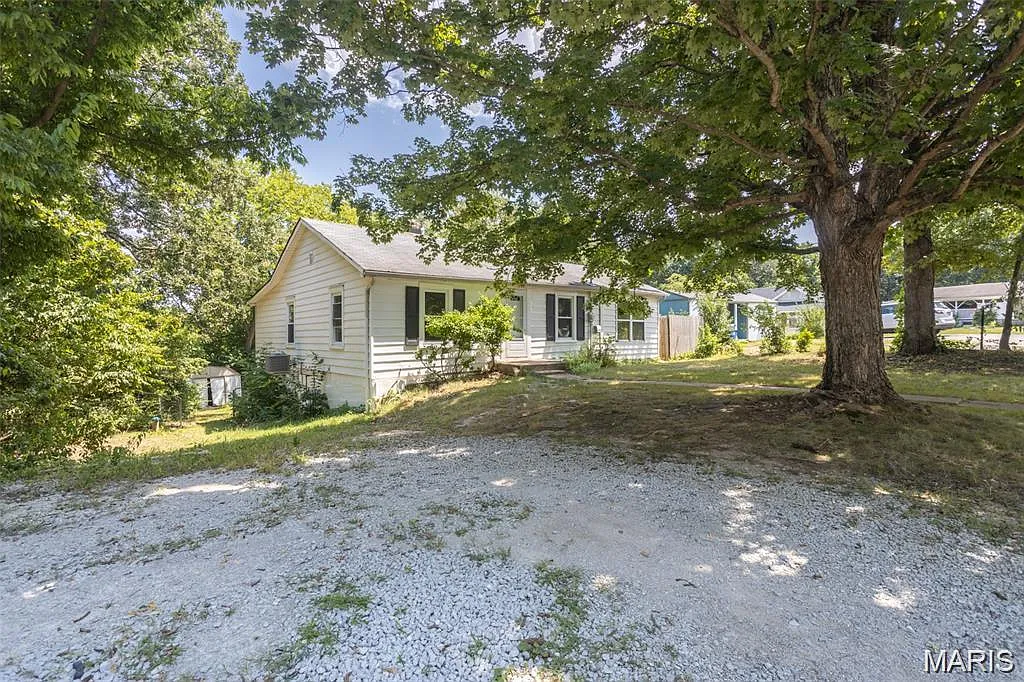 3 bed, 1.0 bath, 1228 sqft, $1,600 — Photo 1
