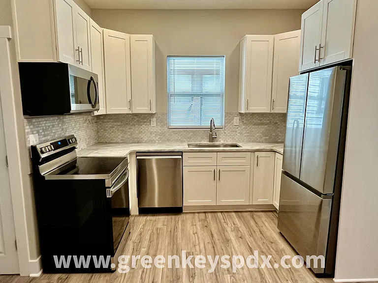 3175 N Kenwood Ave — Photo 10