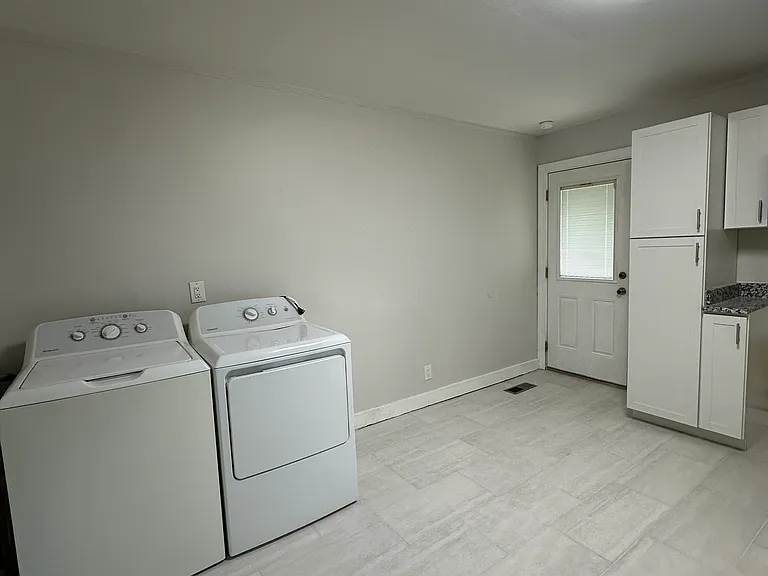 812 Upper Ferry Rd — Photo 3