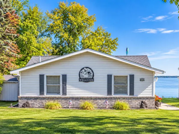6104 W Houghton Lake Dr, Houghton Lake, MI 48629