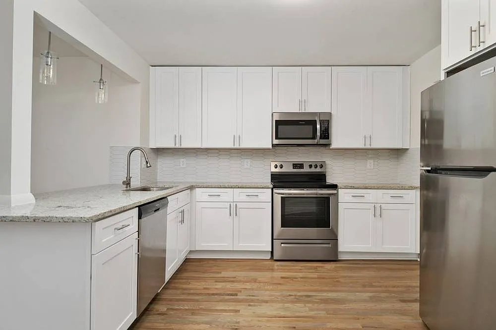 711 Oakview Rd — Photo 2