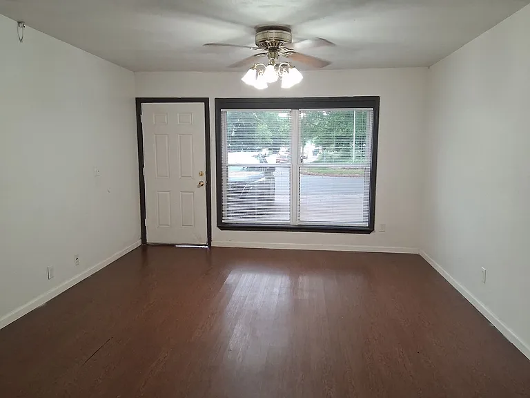 215-217 E Adobe St — Photo 11