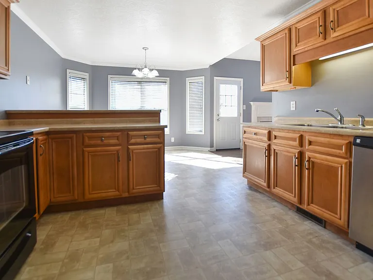 423 Athena Dr — Photo 8