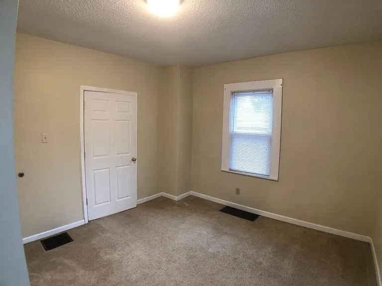 995 E Maiden St — Photo 9