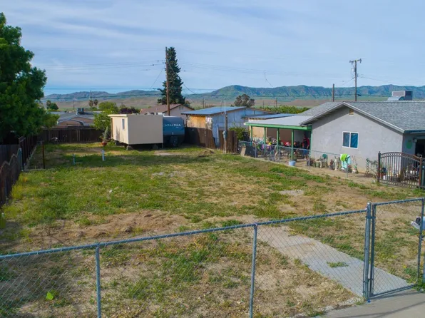 208 E Madera St, Avenal, CA 93204