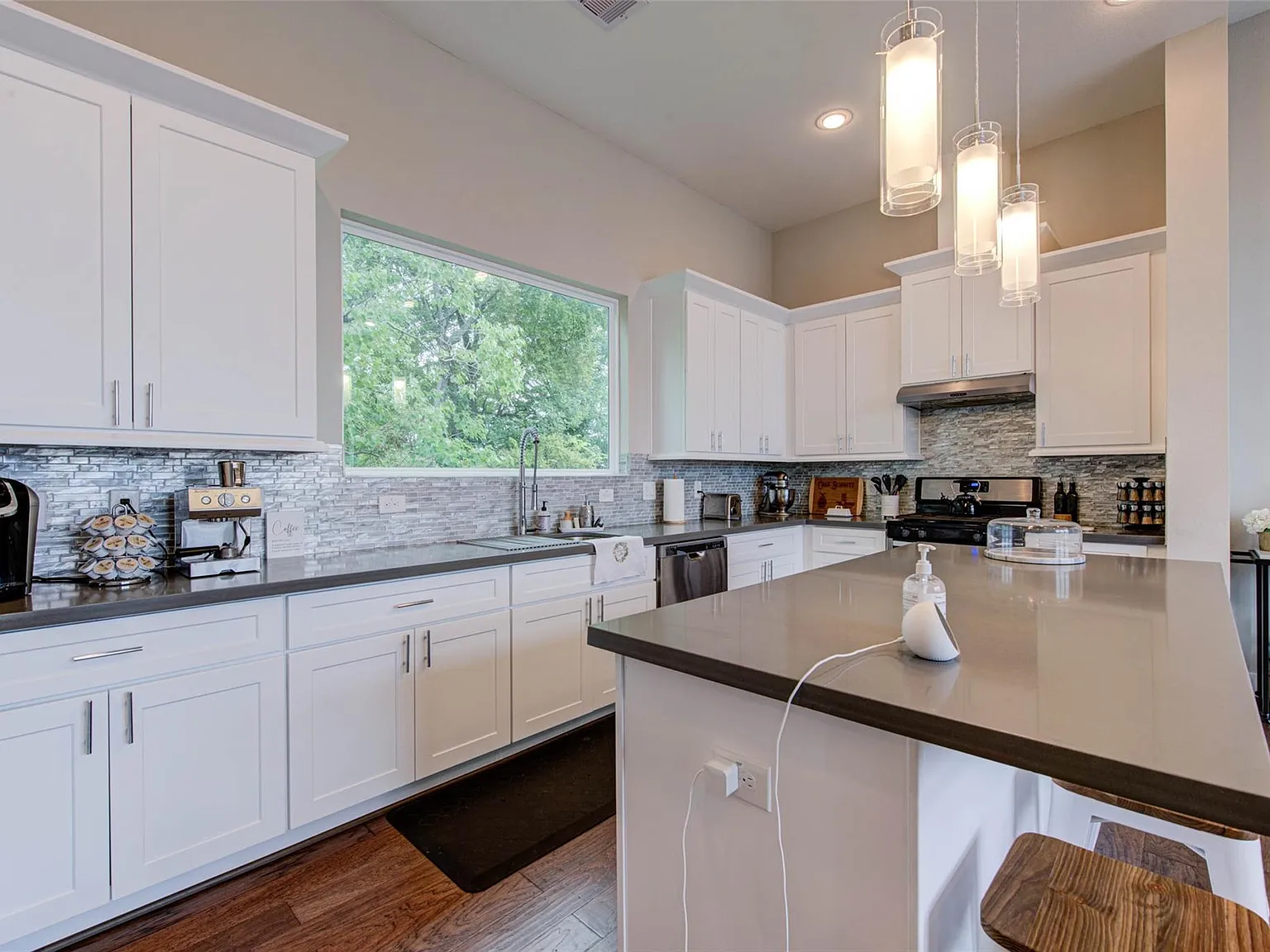 3 bed, 2.5 bath, 1605 sqft, $2,450 — Photo 4