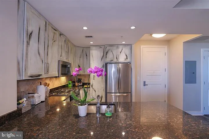 One Park Crest Condominium — Photo 3