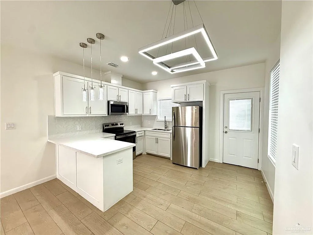 2 bed, 2.0 bath, 905 sqft, $1,050 — Photo 3