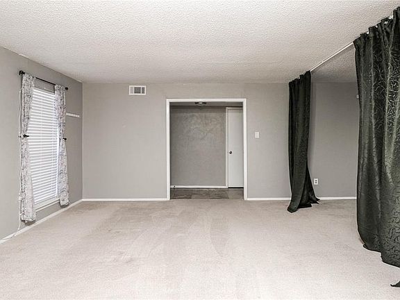 Living area/Dining