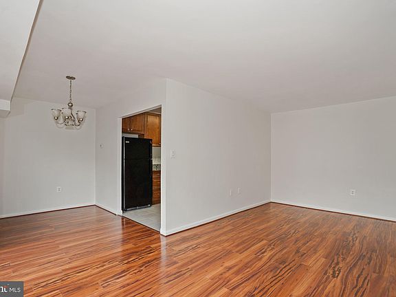 5th image of 6139 Leesburg Pike APT 402